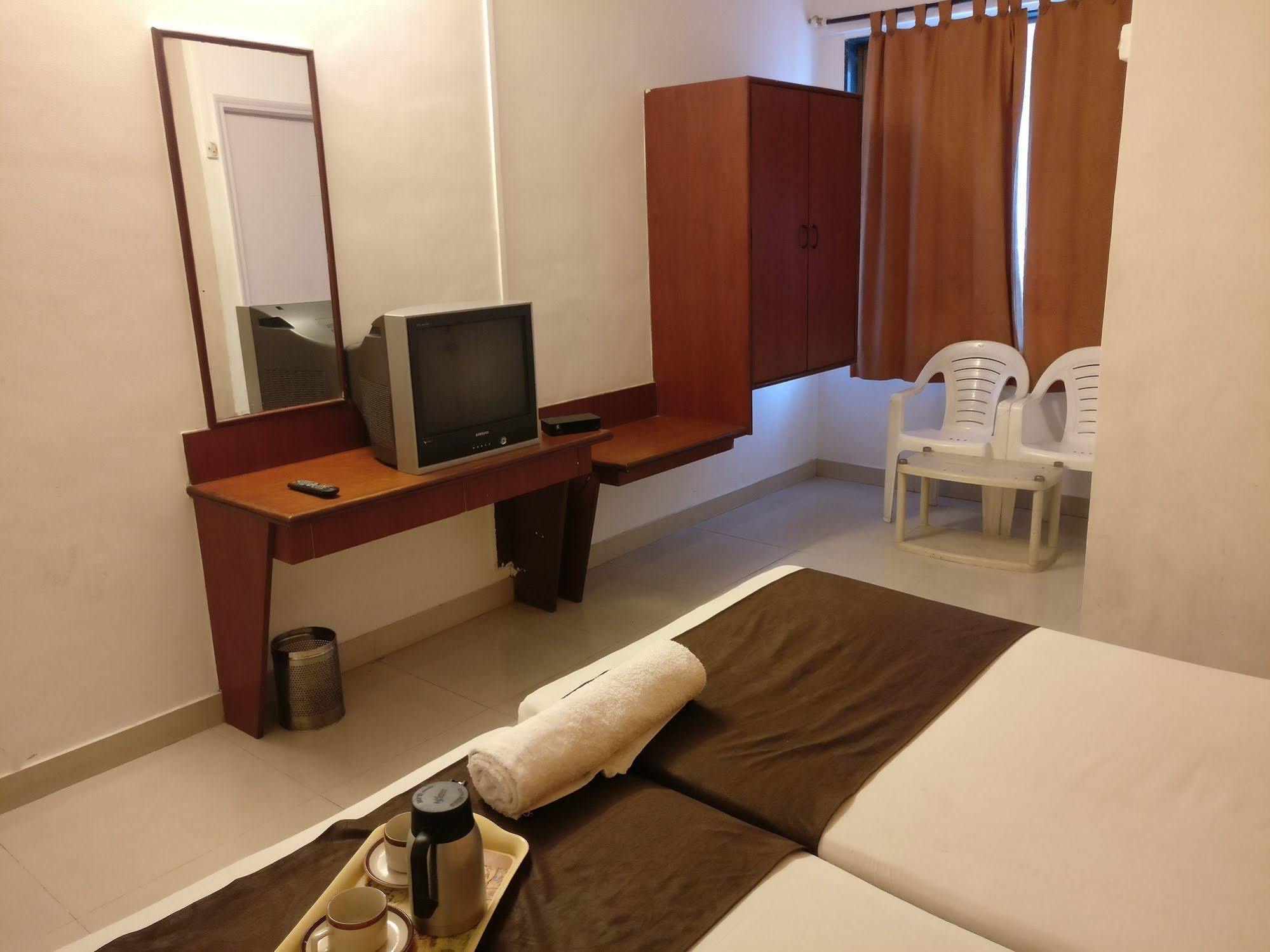 Oyo 1065 Hotel Hmr Royal Inn Πούνε Εξωτερικό φωτογραφία