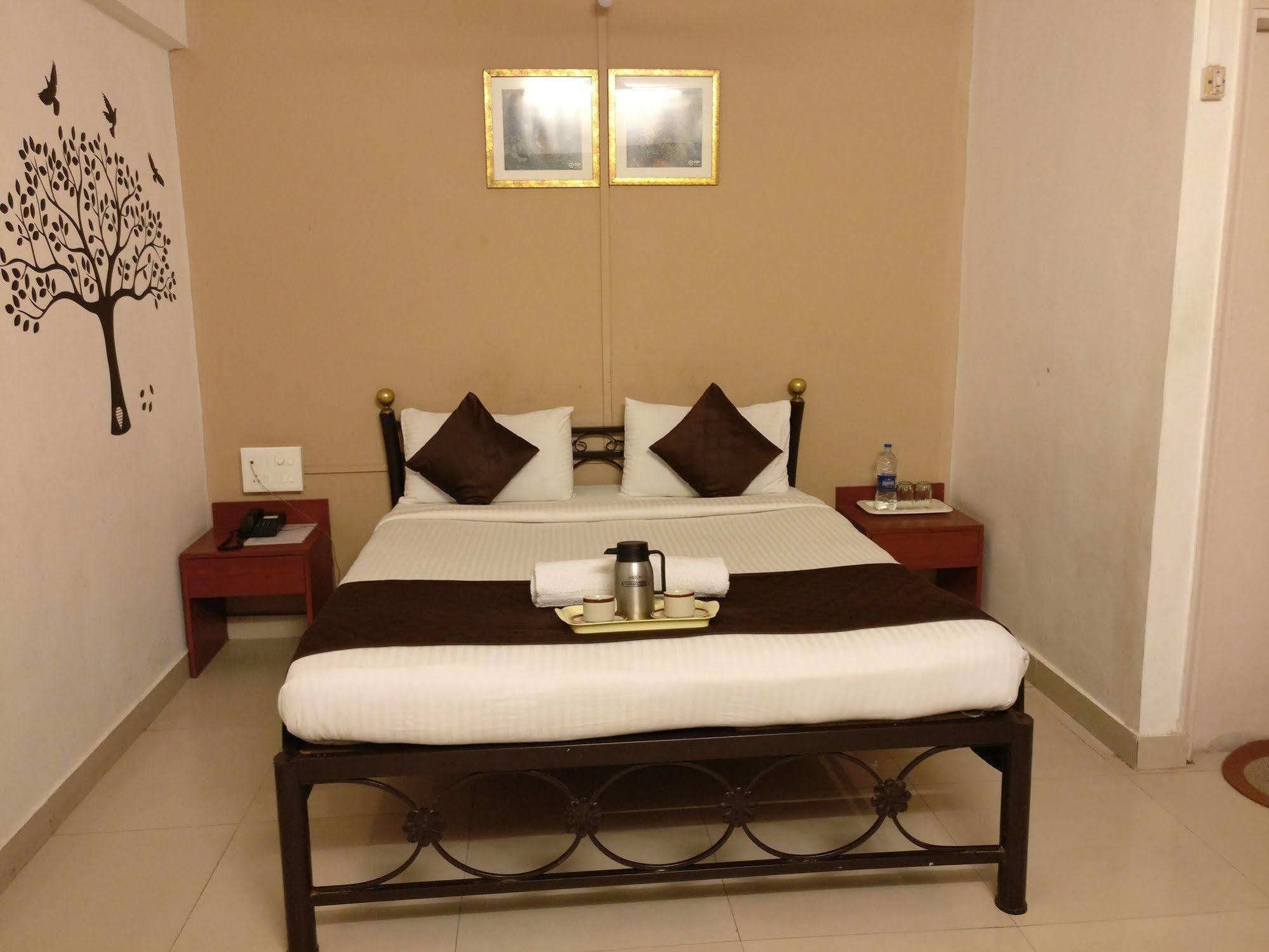 Oyo 1065 Hotel Hmr Royal Inn Πούνε Εξωτερικό φωτογραφία