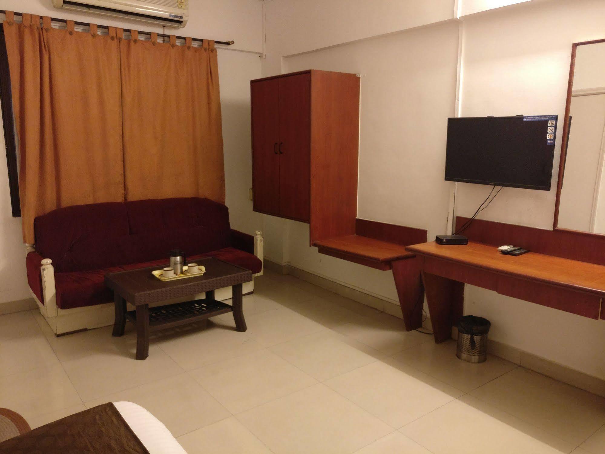 Oyo 1065 Hotel Hmr Royal Inn Πούνε Εξωτερικό φωτογραφία
