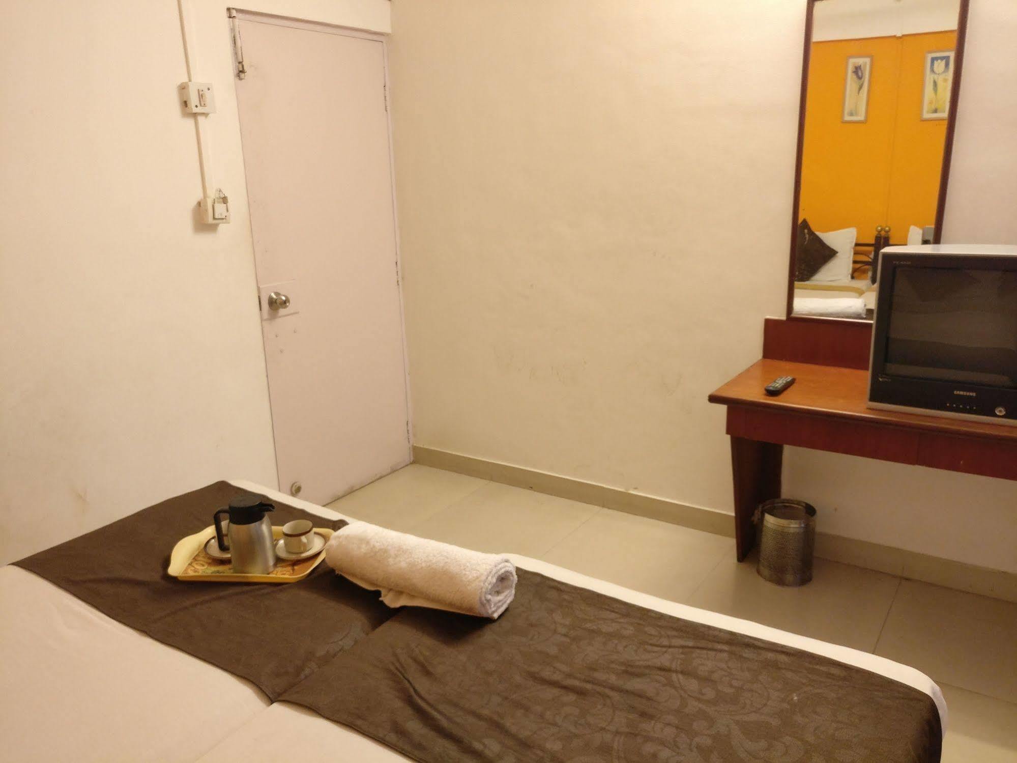 Oyo 1065 Hotel Hmr Royal Inn Πούνε Εξωτερικό φωτογραφία