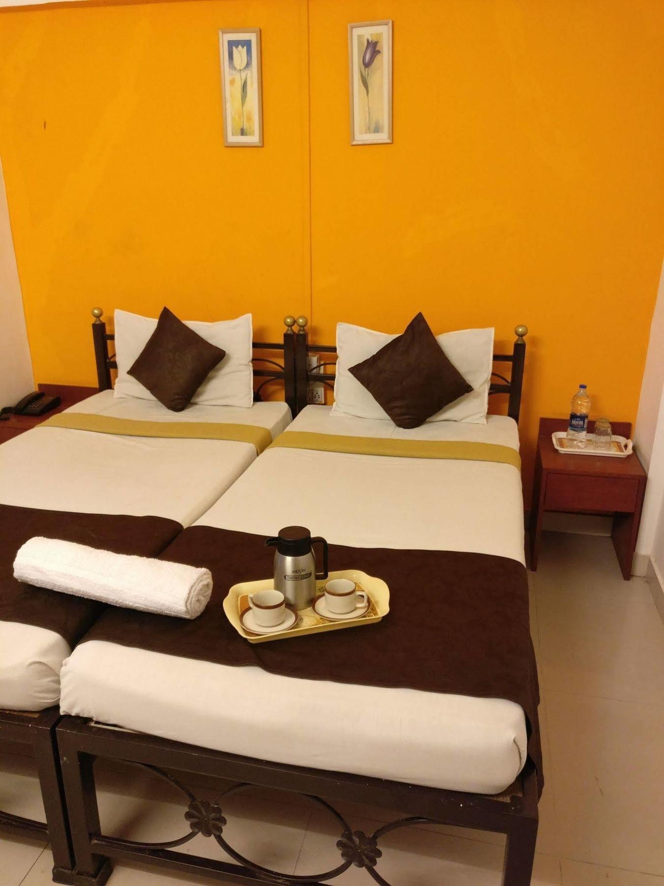 Oyo 1065 Hotel Hmr Royal Inn Πούνε Εξωτερικό φωτογραφία