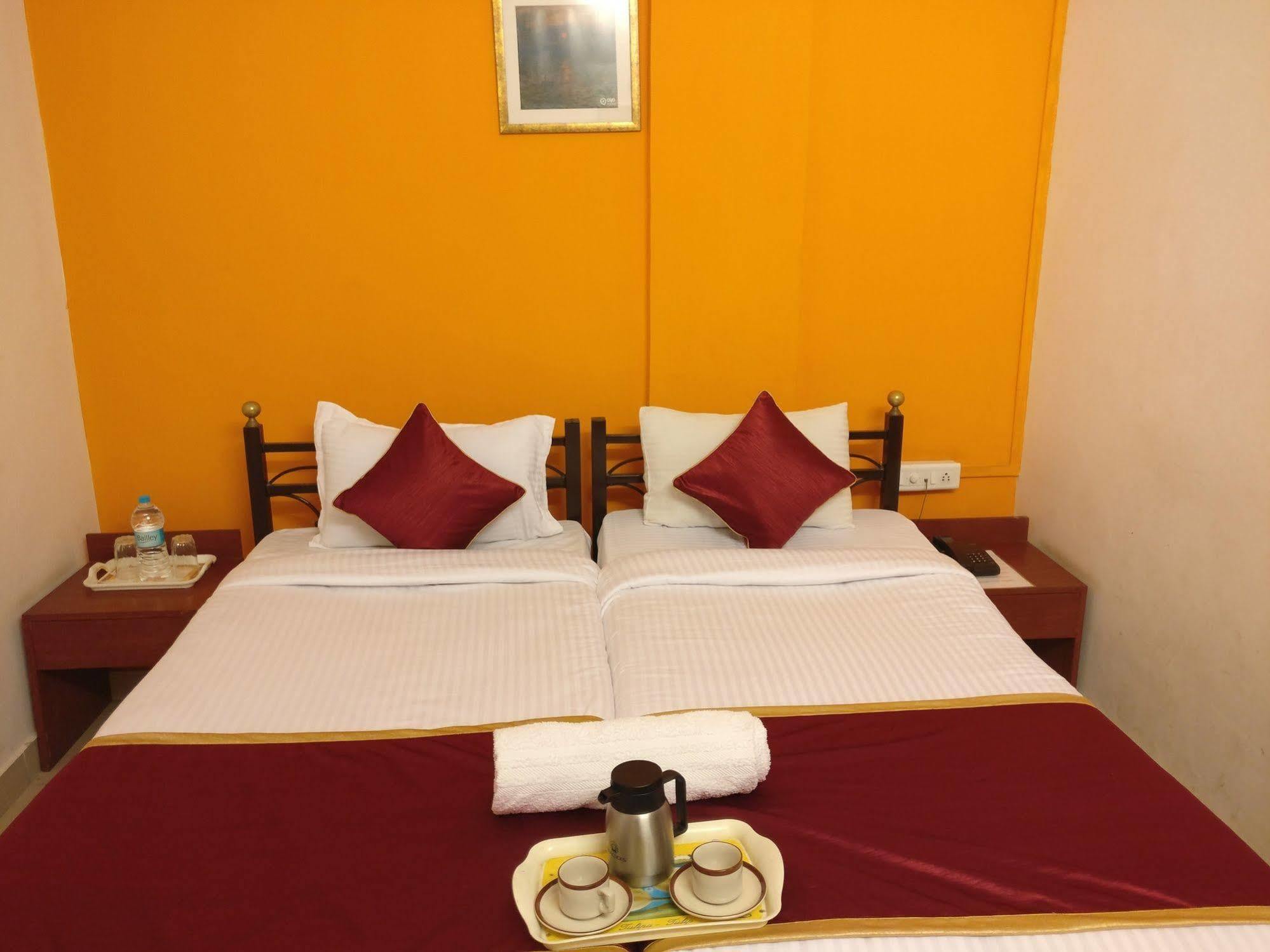 Oyo 1065 Hotel Hmr Royal Inn Πούνε Εξωτερικό φωτογραφία