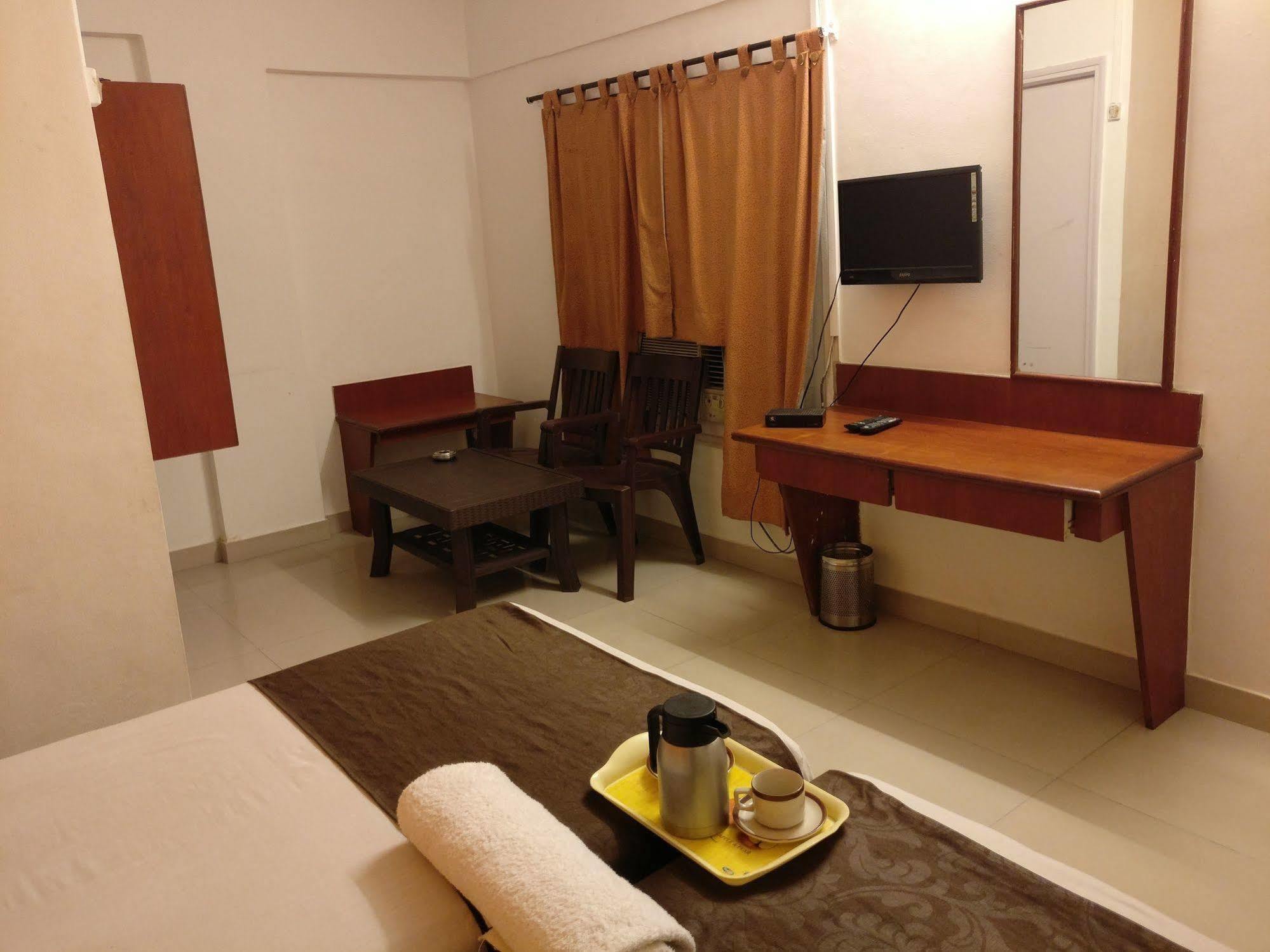 Oyo 1065 Hotel Hmr Royal Inn Πούνε Εξωτερικό φωτογραφία