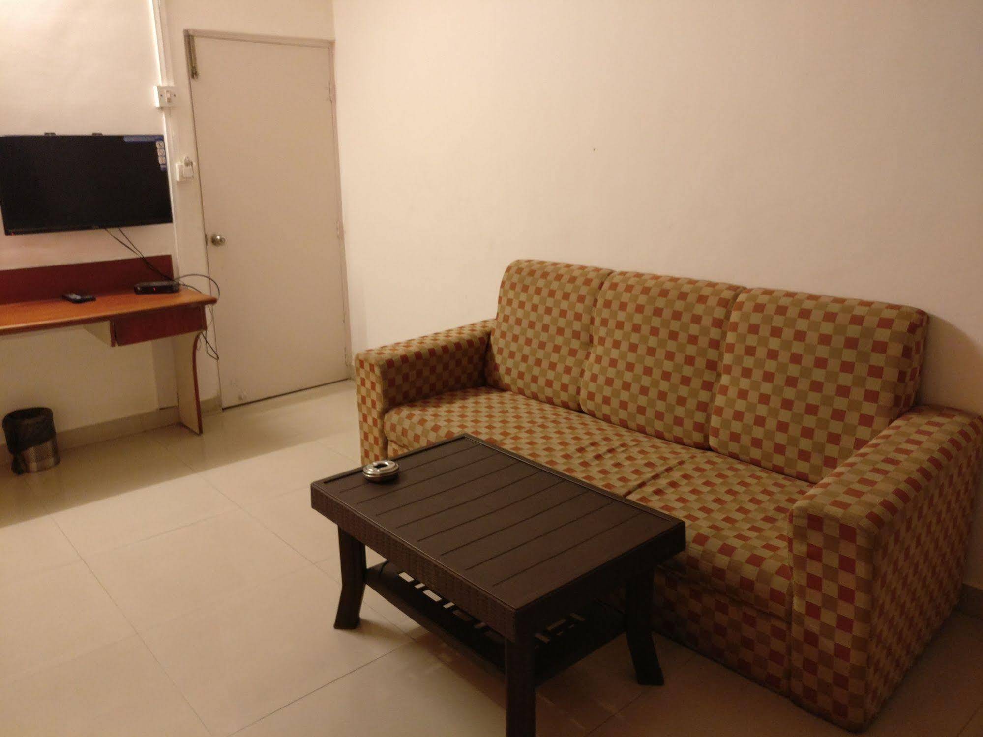 Oyo 1065 Hotel Hmr Royal Inn Πούνε Εξωτερικό φωτογραφία