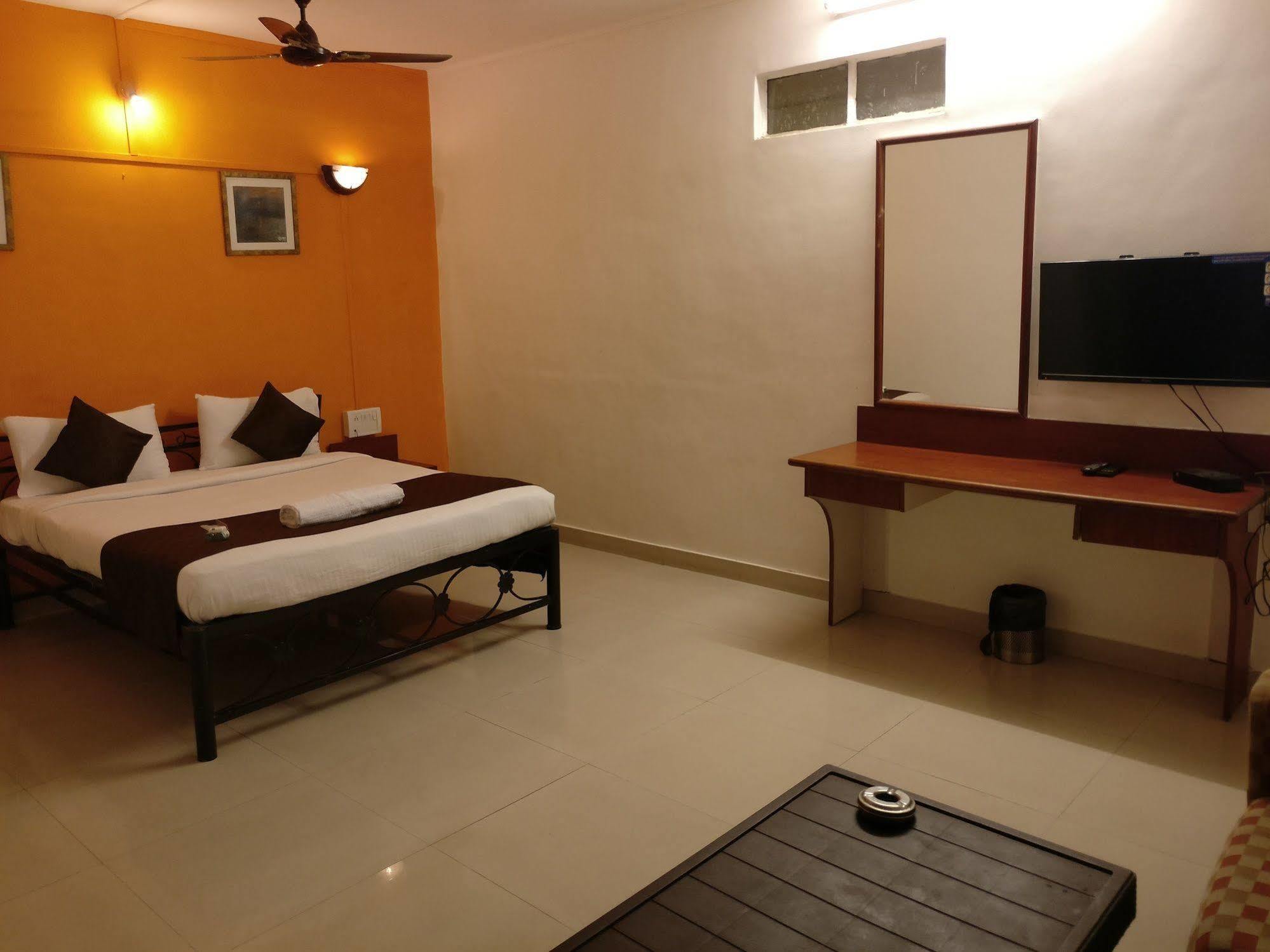 Oyo 1065 Hotel Hmr Royal Inn Πούνε Εξωτερικό φωτογραφία