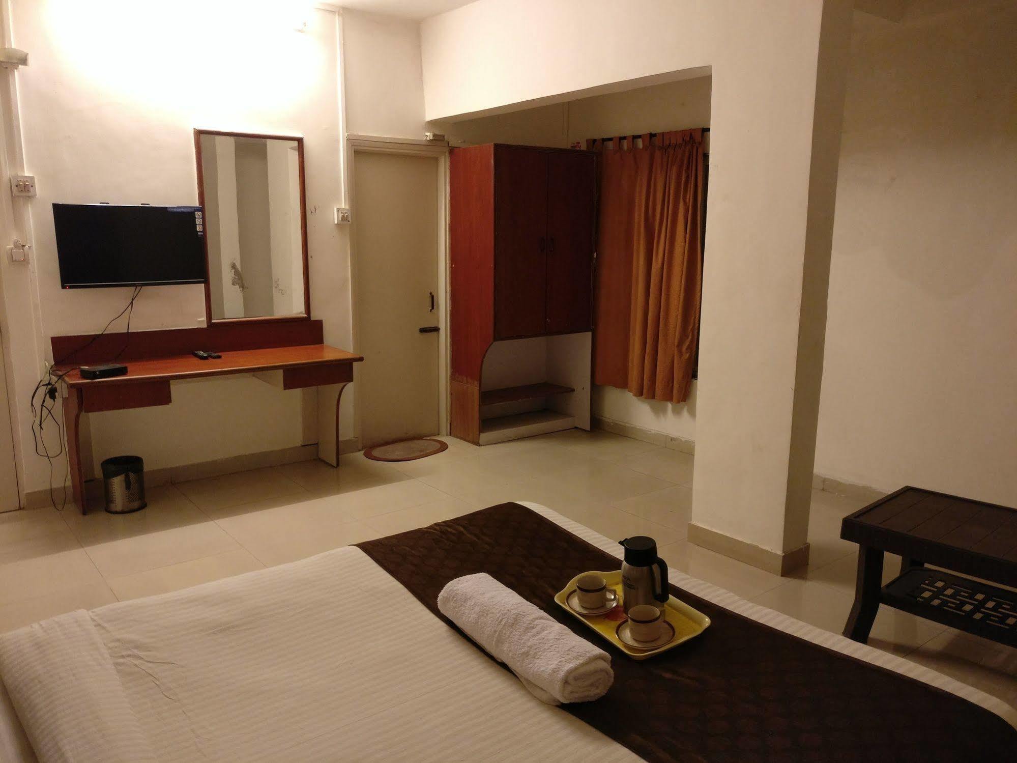 Oyo 1065 Hotel Hmr Royal Inn Πούνε Εξωτερικό φωτογραφία