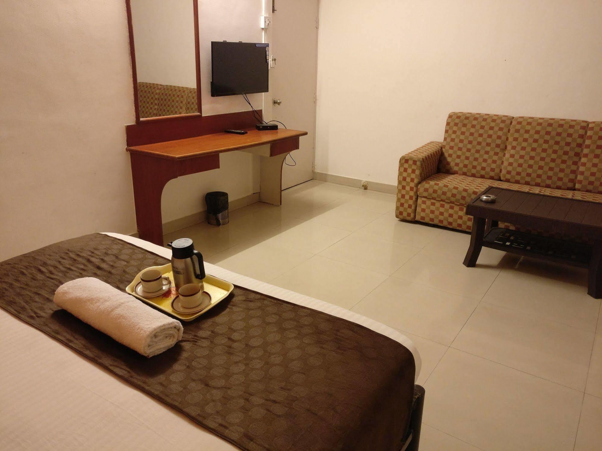 Oyo 1065 Hotel Hmr Royal Inn Πούνε Εξωτερικό φωτογραφία