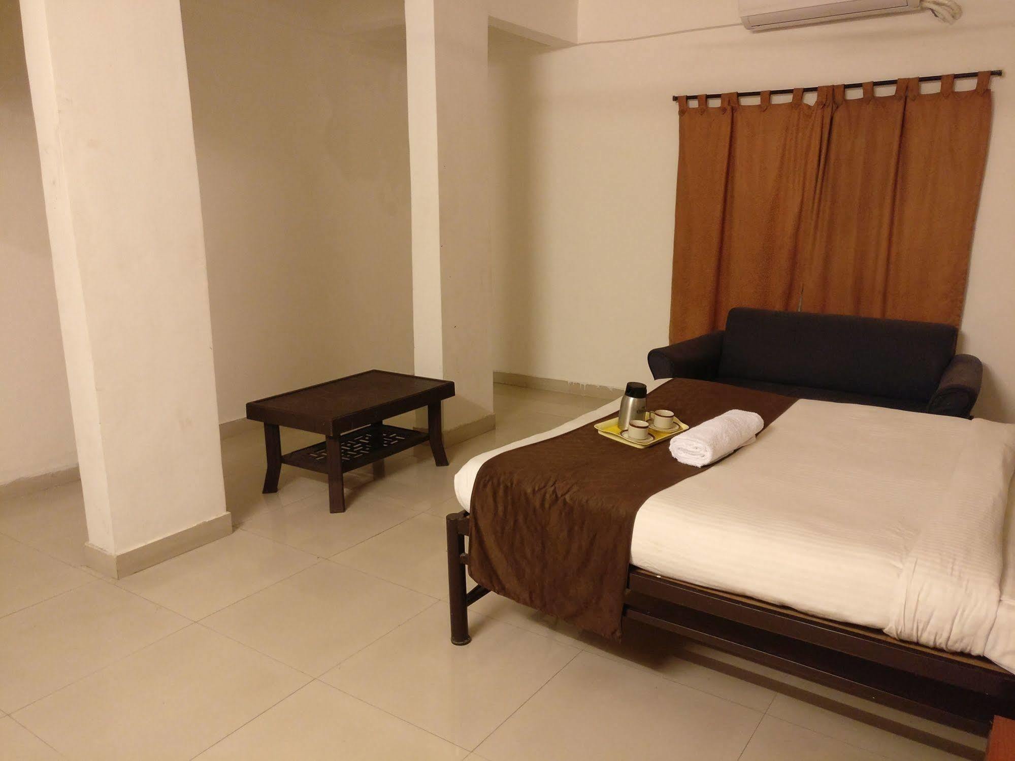 Oyo 1065 Hotel Hmr Royal Inn Πούνε Εξωτερικό φωτογραφία