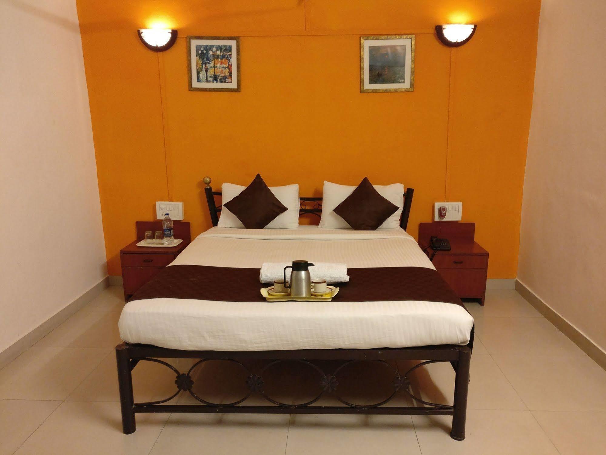 Oyo 1065 Hotel Hmr Royal Inn Πούνε Εξωτερικό φωτογραφία
