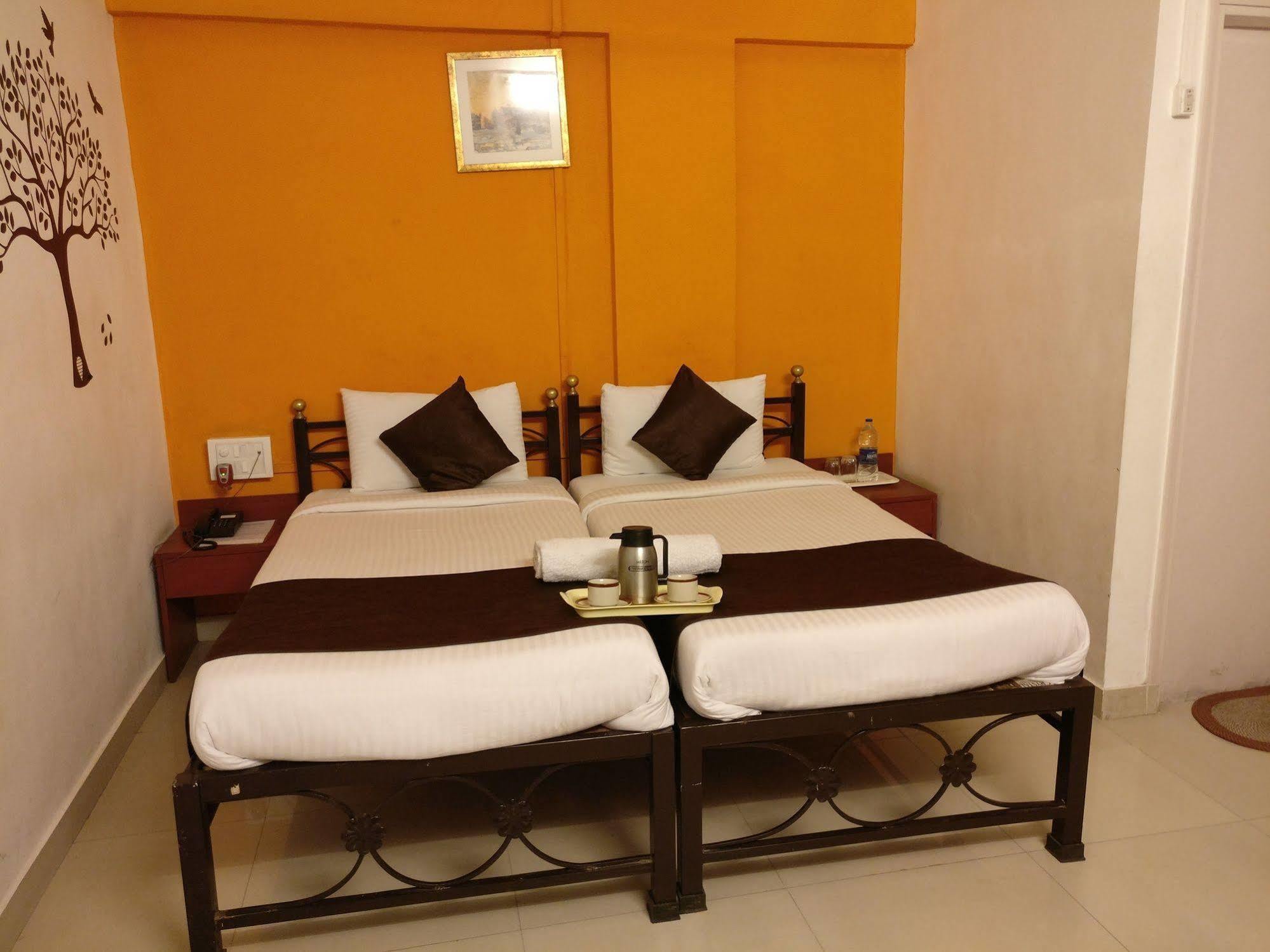 Oyo 1065 Hotel Hmr Royal Inn Πούνε Εξωτερικό φωτογραφία