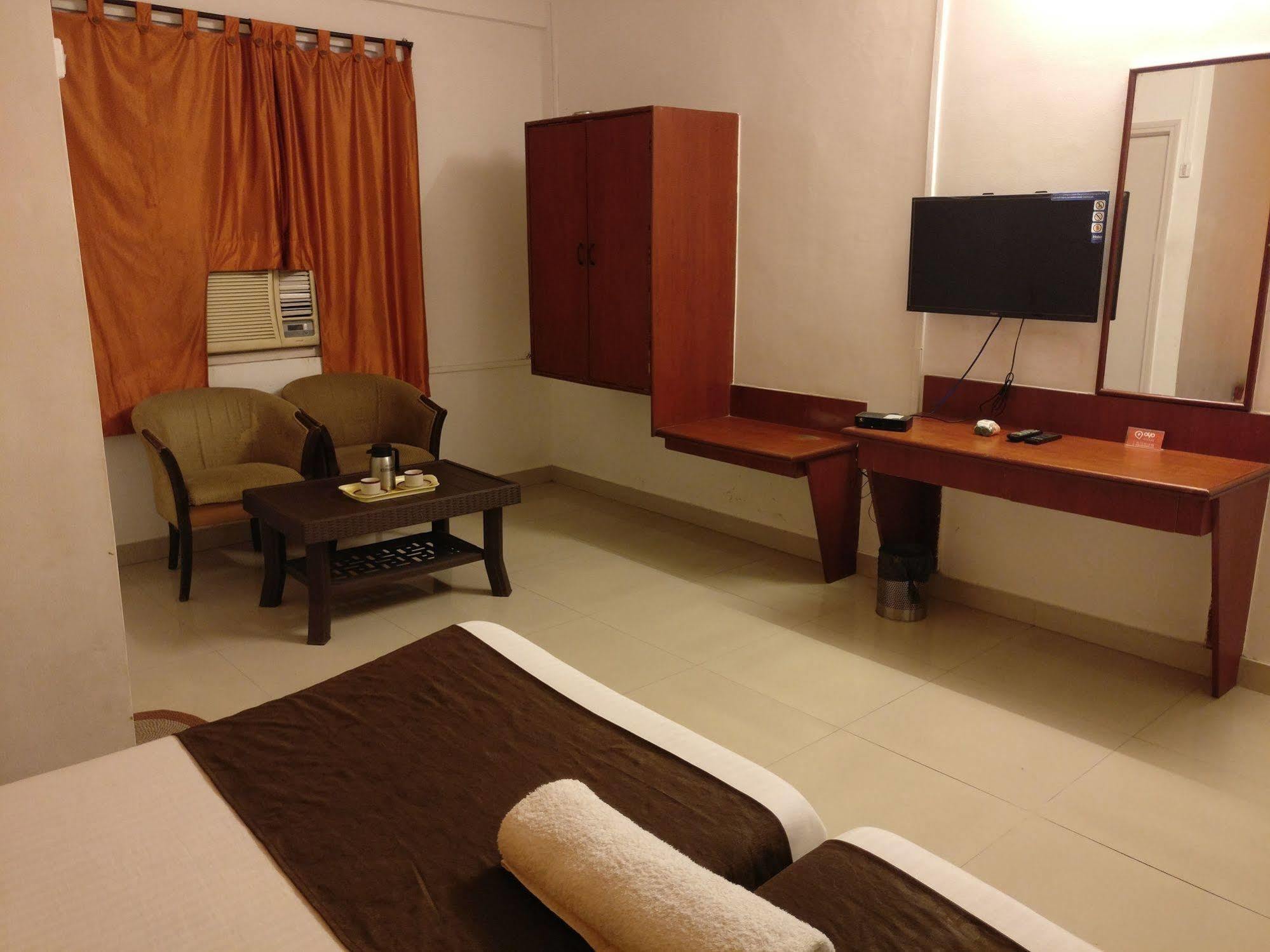 Oyo 1065 Hotel Hmr Royal Inn Πούνε Εξωτερικό φωτογραφία