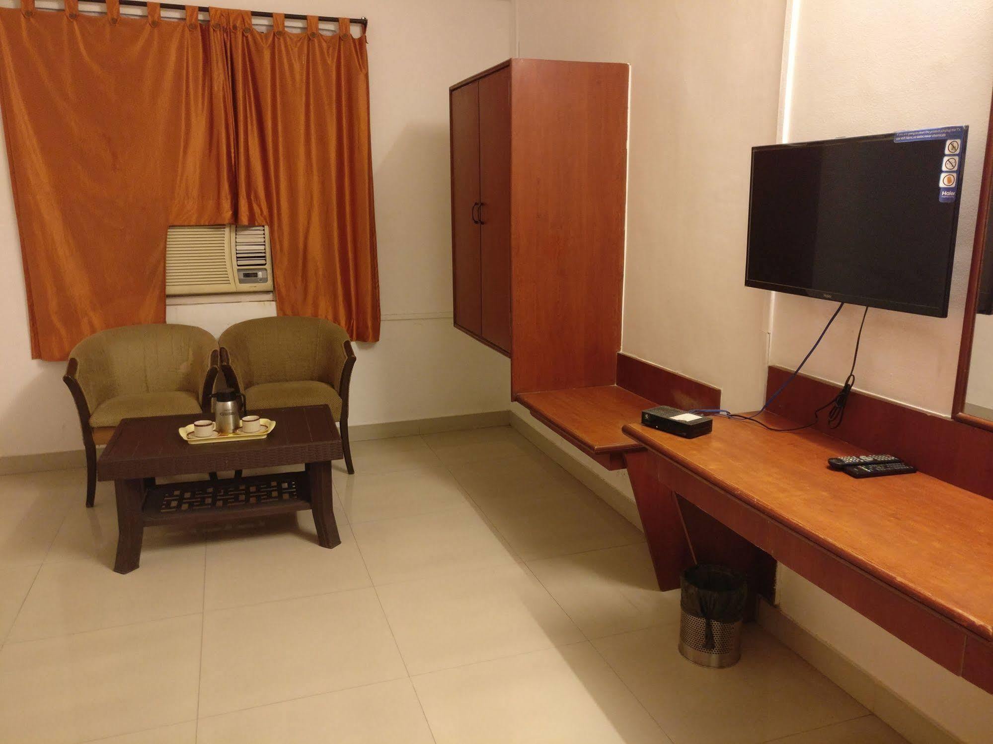 Oyo 1065 Hotel Hmr Royal Inn Πούνε Εξωτερικό φωτογραφία